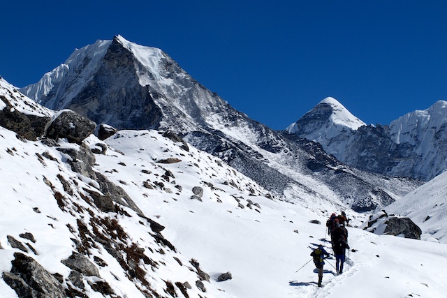 Es ist anstrengend, stundenlang zu spuren, keine Frage. Aber auf der anderen Seite ist die tief verschneite Gebirgslandschaft ringsherum besonders reizvoll. Hier im Bild links der 6189 m hohe Island Peak, rechts der Cho Polu (6735 m).