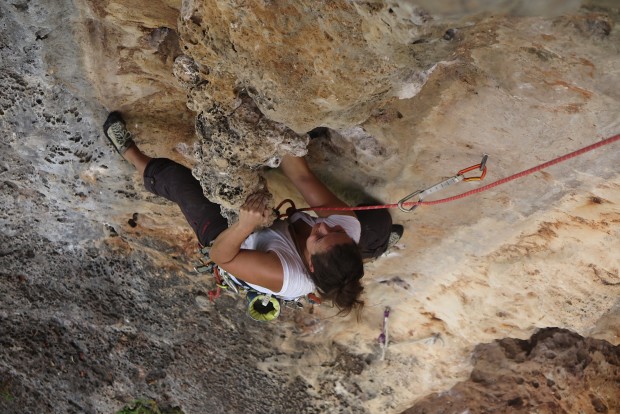 Janina in der Schlüsselstelle von "Big Wave" am Ende der fünften Seillänge im Sektor mit dem bezeichnenden Namen "Monkeyworld". 