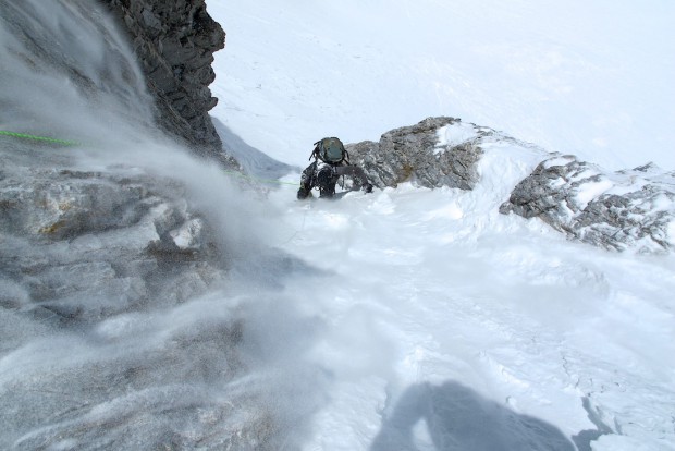 Schon vor dem großen Schnee rauschten ständig mehr oder weniger große Lockerschneelawinen durch das Japaner Couloir. Christoph Descher steigt mir hier am gerade fixierten Seil nach.