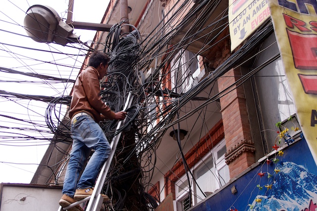 Eines der am meisten fotografierten Motive in Nepal. Hier das richtige Kabel zu finden, ist schlichtweg unmöglich.