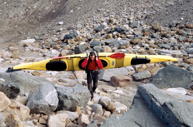 In Spitzbergen sind wir mit unseren Booten nicht nur gepaddelt. Um vom Dicksonfjord in den Austfjord zu gelangen, mussten wir die Boote auf dem Hin- und auch Rückweg 20 Kilometer weit tragen.