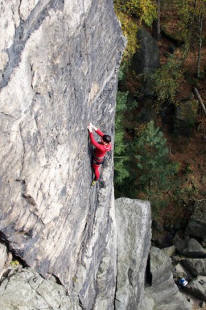 Katrin klettert hier im Bild das "Klavier direkt", immerhin eine 7c.