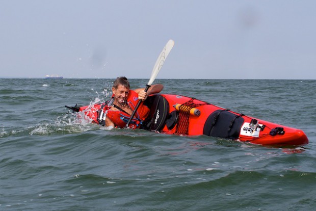 Diese missglückte Paddelstütze endet gleich mit dem Kopf unter Wasser.