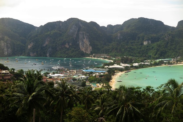 Es gibt zwei Orte, die den perfekten Überblick garantiren. Der Aussichtspunkt im Ostteil der Insel, von dem aus wir sehr schön die schmale Sandbrücke sehen, die zwischen der Tonsai Bay (li.) und der Loh Dalum Bay. Auf dieser schmalen Landbrück spielt sich fast hier das gesamte touristische Leben ab. Ich möchte mir nicht vorstellen, was sich hier am am 26.12.2004 abgespielt hat, als bis zu 12 m hohe Welle des Tsunamis über Koh Phi Phi hereinbrach. 