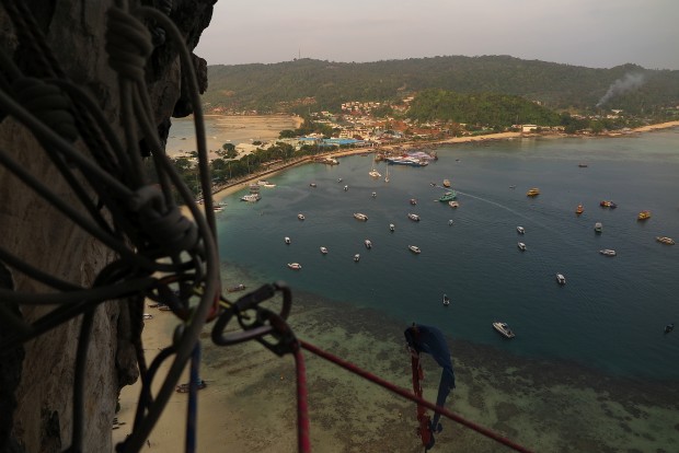 Einer dieser Traumstrände auf der vor allem bei jungen, partyaffinen Teenagern sehr beliebten Insel Koh Phi Phi. Das Foto stammt von hoch oben aus dem Tonsai-Tower. Er hat nichts mit dem gleichnamigen Strand bei Krabi zu tun.