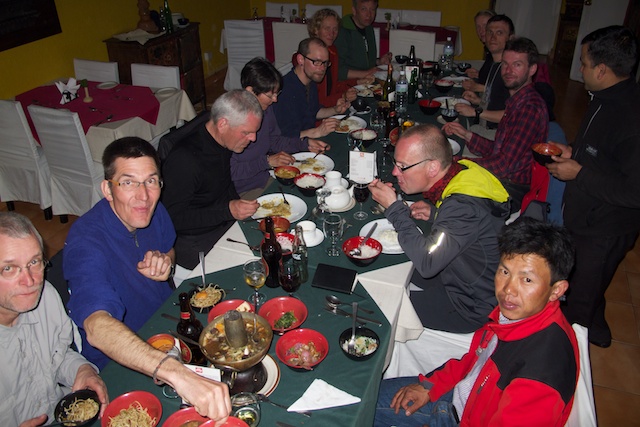 Kumar (rechts unten) mit meinen Gästen 2014 in meinem Lieblingsrestaurant in Thamel. Ich kann mich noch genau an seine Ansprache an meine Gäste erinnern. Er hat sich zu einem echten Profi gemausert.