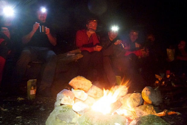 Boofenromantik am Lagerfeuer. Schöner geht es kaum. Eine uralte Tradition, die heutzutage verboten ist. 