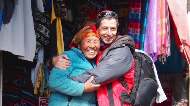 Lakpa vor ihrem Shop in Namche Basar. Alles ist heil geblieben.