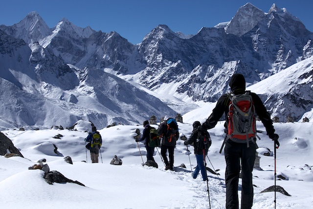 Auf dem langen Weg von Lobuche nach Phortse, konnten wir uns noch nicht vorstellen, dass ein Wettersturz droht. Glasklare Luft und phantastische Bergblicke den ganzen 20 Kilometer lange Abstieg