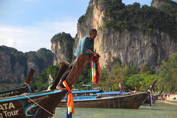 Kaum etwas ist hier einfacher, als sich irgendwo mit einem Boot hinschaffen zu lassen. Die Longtailboote sind in Thailand allgegenwärtig. Auch um nach Tonsai und Railey zu kommen, braucht man sie.