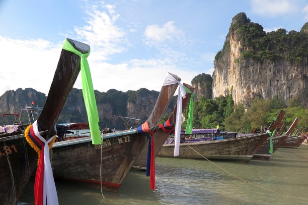 Sozusagen das Wahrzeichen Thailands, die allgegenwärtigen Longtailboote. Sie trugen aber auch zu einer gehörigen Portion Verdruss bei. Die teilweise riesigen völlig offen liegen Motoren verbreiten den gesamten Tag gerade in den Wände am Wasser unerträglichen Lärm.