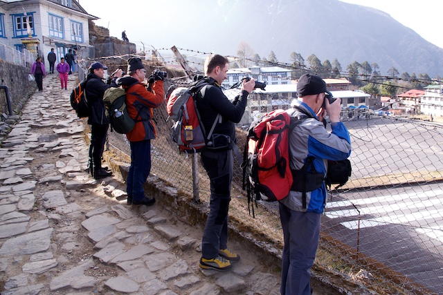 Für die Jungs war die Landebahn in Lukla natürlich sehr interessant. Der Anflug auf dieses Bergdorf und die Landung gehört sicher zu einem der Höhepunkte auf der ganzen Reise.