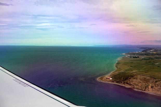 Wir drehten eine große Runde über die Magellanstarße und flogen dann so auf Punta Arenas an, dass wir doch tatsächlich den Monte Sarmiento am Horizont sehen konnten. Etwas rechts der Bildmitte ist er sogar auf diesem Foto durch die Flugzeugscheibe zu erkennen.