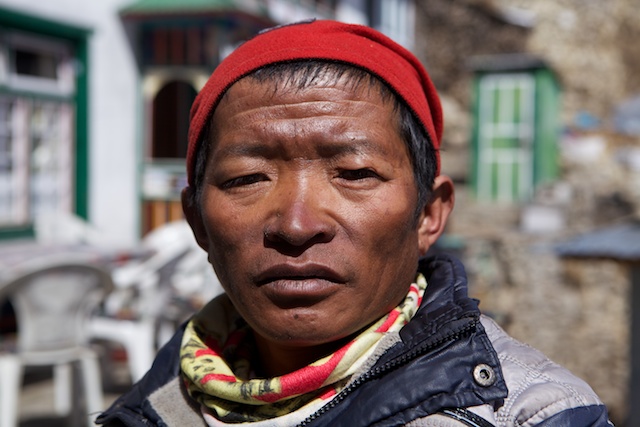 Er ist der Man des Tages: Man Bogdar. Auf dem gesamten Trek war der 1,58 m große und unter 60 Kilo schwere Mann der bei weitem stärkste. Und er hat sich freiwillig für den Sondertransport der Expeditionstonnen nach Lukla gemeldet.