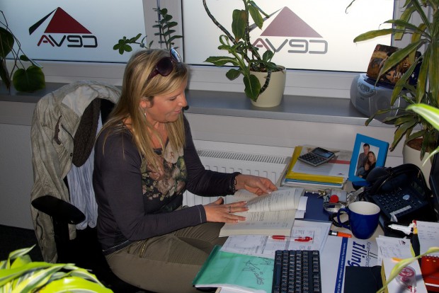 Manuela in ihrem Büro bei CEVA Logistics. Ohne Dich müssten wir  vermutlich schwimmen :-)