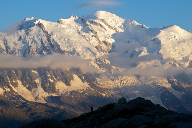 Der Mont Blanc (4810 m) im Abendlicht von den Aiguilles Rouge aus gesehen.