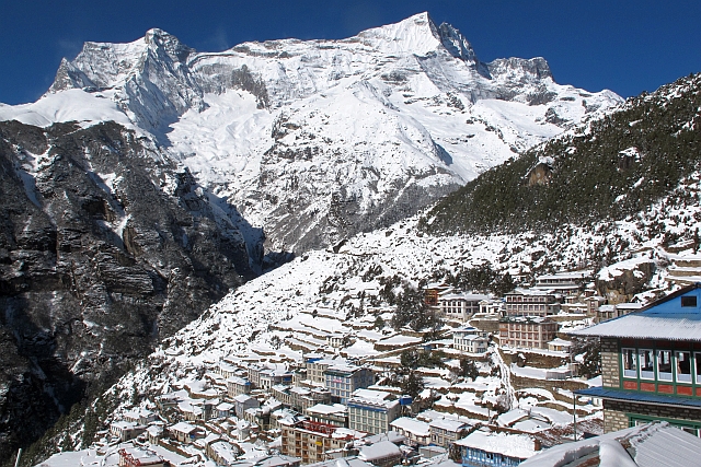 In der news "Bei Sherpas" sieht Namche doch schon ziemlich anders aus.  Tief verschneit gefällt es mir noch besser.