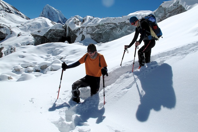 Wir wollten den Ngozumpa-Gletscher überqueren, um von Gokyo über den Cho La nach Gorak Shep zu kommen. Doch für die Träger war das fast unmöglich. Es sei denn, wir würden ihnen den Weg bahnen. Und das haben meine Gäste und ich dann auch getan.