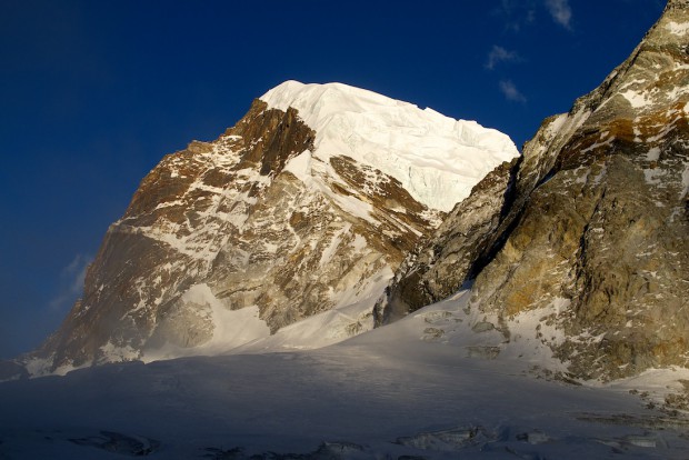 Der 6169 m hohe Nirekha von Westen aus gesehen.