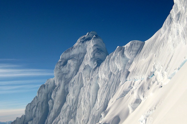 Dieses Foto zeigt einen Einblick in die 400 m hohe Nordwand des 2246 m hohen östlichen Hauptgipfels. Diese Wand zu klettern wird das grösste Problem werden, denn vernünftig sichern ist hier fast unmöglich. Foto: Jörn Heller (Vielen Dank dafür!!)