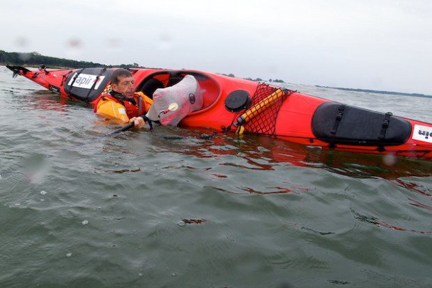 Mit diesem Schwimmkörper, der über das Paddelblatt gestülpt wird, stabilisiert man sich selbst. Mit ein bisschen Übung funktioniert auch das erstaunlich gut. Allerdings kentert man ja nicht bei Flaute. Das bleibt immer im Hinterkopf.