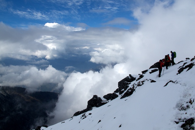 Fast oben! Es fasziniert mich jedes Mal aufs Neue. Auf dem Pass in fast 4700 Metern Höhe tiefster Winter und drei Stunden später in Lukla   über all frisches Grün und fast schon Sommer.