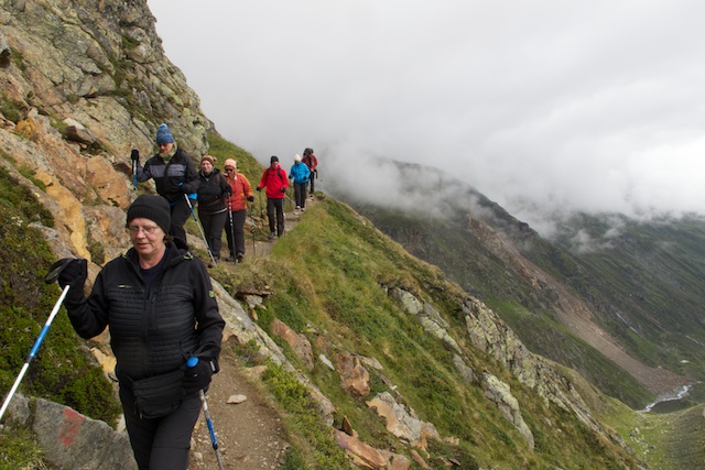 Meine Mädels von der HumanitasPflege Marl auf dem Weg zu ihrem Gletscherabenteuer am Taschachferner.