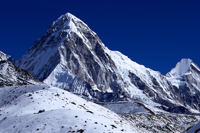 Der 7145 m hohe Pumo Ri ragt unmittelbar über dem Basislager des Everest auf. Die Eislawine soll von dem hier rechts der Bildmitte sichtbaren Eisfall stammen.