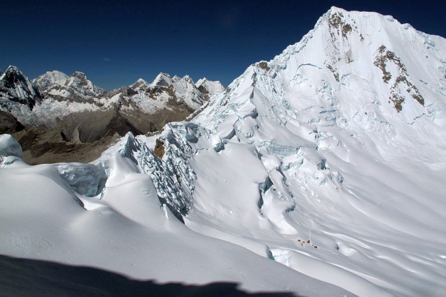 Aus dem unteren Drittel der Franzosenroute am Alpamayo der Blick hinunter auf das Hochlager und hinüber zum Quitaraju.