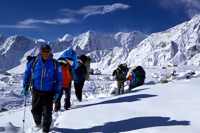 Sie sind diejenigen, ohne die aber auch gar nichts läuft in Nepal. Und deshalb haben sie bei mir immer das letzte Wort ob etwas machbar ist oder nicht. Und ich habe grundsätzlich bei allen Touren einen erfahrenen Sirdar (Trägerchef) dabei, der die Interessen meiner Träger vertritt.