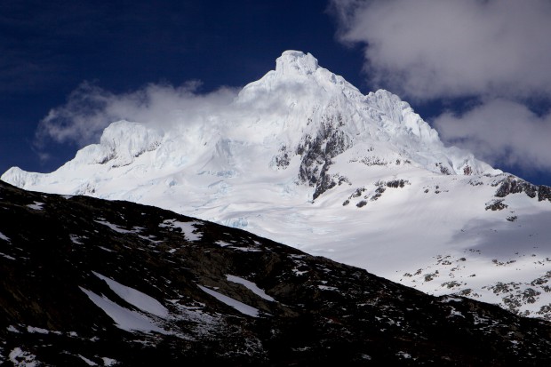 Vom Sarmiento wird auch immer mal wieder gesagt, dass er der schönste Berg der Welt sei. Wie gut, dass es so viele von dieser Sorte gibt!! Vorn in Bildmitte der 2145 m hohe Westgipfel. Im Hintergrund rechts die Südwestwand, die zum 2246 m hohen Hauptgipfel führt.