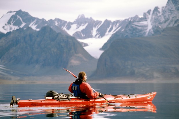 Mario Zoll mit seinem Prijon Kodiak auf dem Widjefjorden auf Spitzbergen. Die Überlebensanzüge sind Trockenanzüge die einen vor ein großes Problem stellen: Es ist sehr schwer, dort allein wieder raus zu kommen, wenn man sich einmal reingezwängt hat. Sehr unangenehm, wenn man mal ein dringendes Bedürfnis hat.