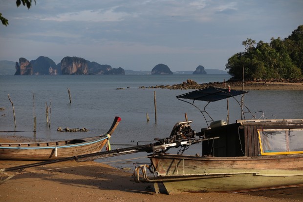 Der Blick von unserem kleinen Bungalow hinüber zum Festland. Zwischendrin die vielen kleinen Felseninseln, die mein Bild von Thailand so sehr geprägt haben und nun noch mehr prägen.