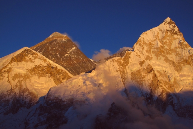 Abendlicht ist eher selten in dieser Jahreszeit. Ganz besonders selten ist glasklare Luft völlig ohne Dunst. Beides zusammen auf dem Kalar Pattar im Angesicht des Everest ist so eine Art Lottogewinn.