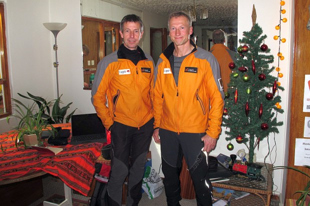 Team mit Weihnachtsbaum in unserer sehr netten, familiär geführten Hospedaje Magallanes.