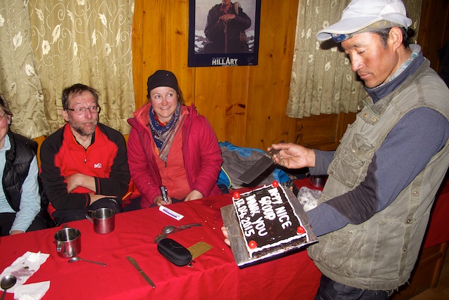 Maila mit der Abschiedstorte. Natürlich gab es nochmal eine große Party mit hochprozentigem Chang und ausgelassener Tanzerei. Man wird übrigens als Chef ständig aufgefordert zum Tanzen. Ich muss mal die Bilder davon konfizieren!