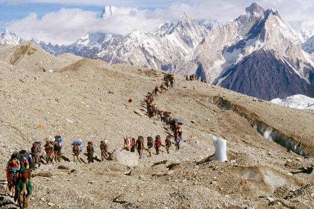 Bei dem Versuch einer Doppelbesteigung der beiden 8000er Hidden Peak und Gasherbrum 2 waren am Start des Anmarsches zum Berg mehr als 200 Mann. Jeden Tag wurde vier bis fünf Trägerlasten aufgefuttert!