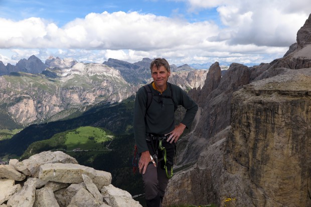 Urs auf dem Gipfel des Dritten Sellaturmes im Grödener Gebiet der Dolomiten.