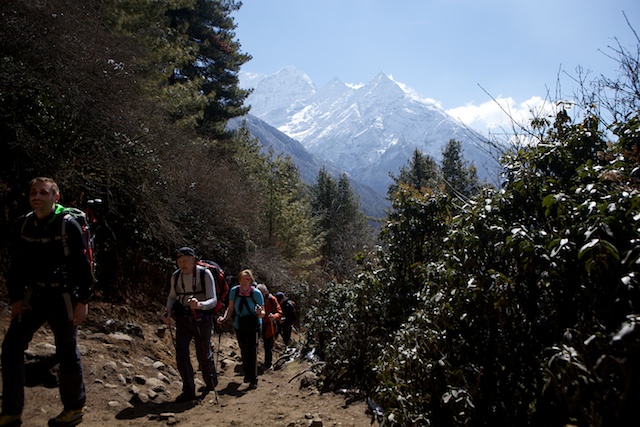 Auf dem Weg zwischen Monjo und Namche. Im Hintergrund der 6367 m hohe Kusum Kanguru