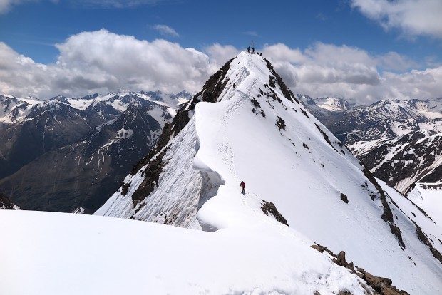 Traumtag an der Wildspitze erwischt. Hier überquert Simona gerade den Verbindungsgrat vom Haupt- zum Nordgipfel.