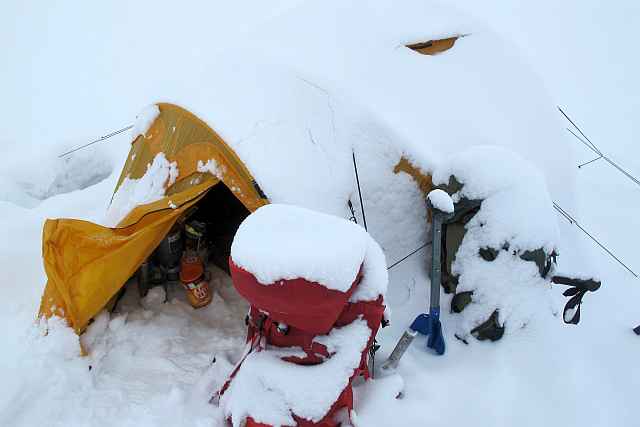 Unser Zelt im Camp 1 heute morgen. Dauerschneefall und Sicht gegen Null.