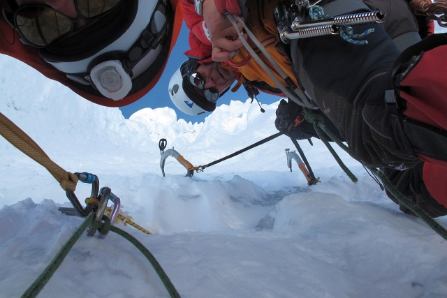 Das war das gute am Alpamayo. Wir konnten uns an verlässlichen Eissanduhren sichern und auch mal eine Eisschraube als Zwischensicherung eindrehen. Von der Absicherung her also eine feine Sache.