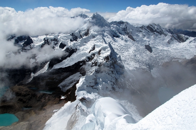 Hier also das offizielle Gipfelfoto auf dem wir den dreigipfligen Pucajirca (6046 m) schauen sowie den Westgrat des Alpamayo hinab blicken.