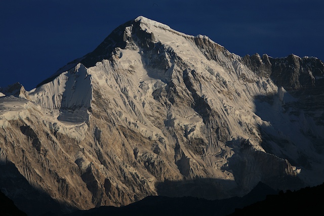 Schon der Gedanke an den sagenhaft klaren Bergblick, der uns jeden Morgen aufs neue erwartet, treibt uns aus den Daunen. Dies hier ist der Cho Oyu von der Gokyo Alm aus, welcher besonders im Morgenlicht besonders beeindruckt.