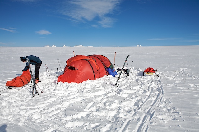 Unser erstes Camp auf dem Plateau des Inlandeises. Auch wenn es auf diesem Bild nicht so aussieht: In 90 Prozent auf dem Eis sahen wir nichts!