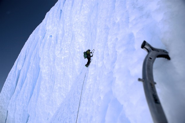 Falk Liebstein im Verstieg in der sonnenabgewandten Seite des Sarmiento. Eislettern am absoluten Limit. Zwischensicherungen sind hier rein kosmetisch!