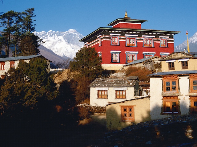 Es ist der Ort schlechthin in Nepal, vielleicht im gesamten Himalaya: Das Kloster in Tengboche. Die Mönche dort oben sind sich einig, daß dies der schönste Ort der Welt sei. 