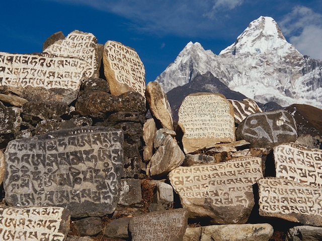 Überall auf unserem Weg stoßen wir auf die Manisteine. Manchmal sind tausende von Ihnen zu Mauern aufgeschichtet. Vergegenständlichte menschliche Arbeit von Jahrhunderten, die von der tiefen Gläubigkeit der Sherpas zeugen.