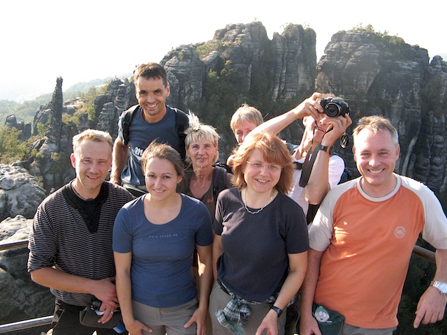 Mein Februarteam für 2010 auf der Schrammsteinaussicht. Von hier aus hatten meine Gäste nach der Stiegentour schon mal einen schönen Blick auf ihr Kletterziel am nächsten Tag.