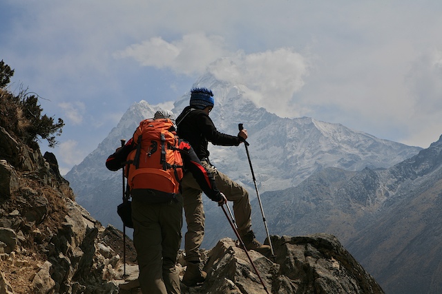 Die Augen suchen den Weg, die Füße gehen ihn, doch in das Bewußtsein dringt dieser Vorgang nicht. So ist das Trekking eine sehr gute Möglichkeit die Gedanken zu ordnen oder umherschweifen zu lassen und den Kopf frei zu machen für eine andere Sicht auf die Dinge und sich.